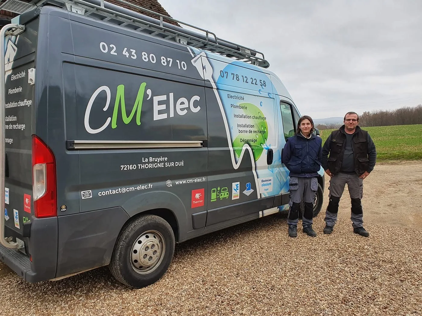 Équipe CM’Elec devant son camion d’intervention