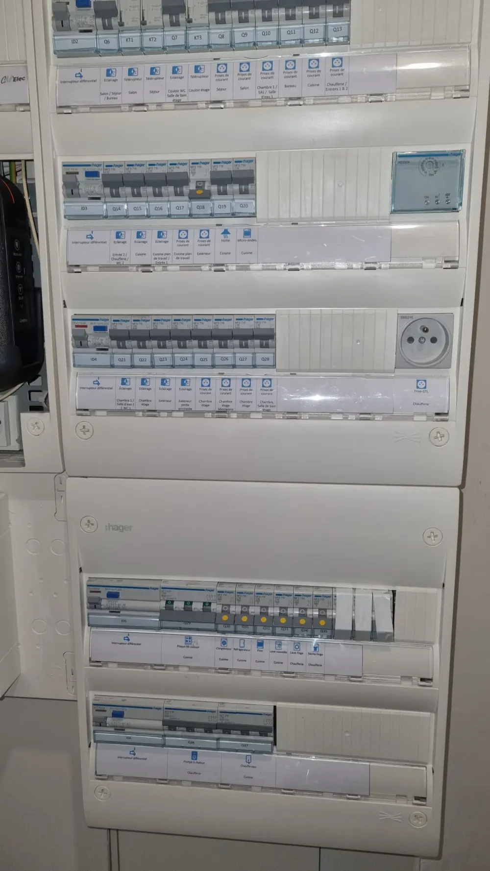 Tableau électrique avec disjoncteurs et repérage des circuits installé par CM’Elec