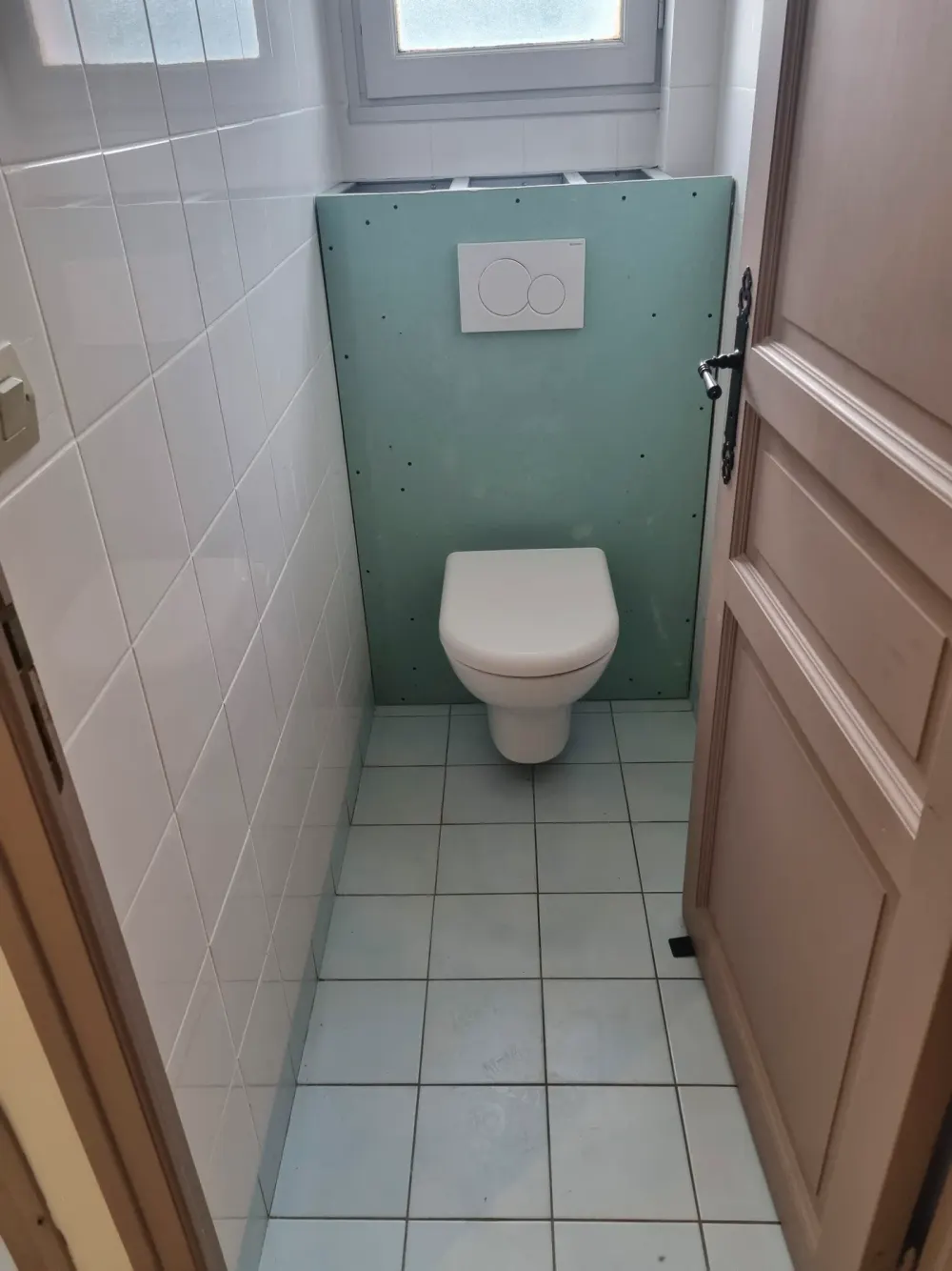 Installation d’un WC suspendu avec réservoir encastré par CM’Elec