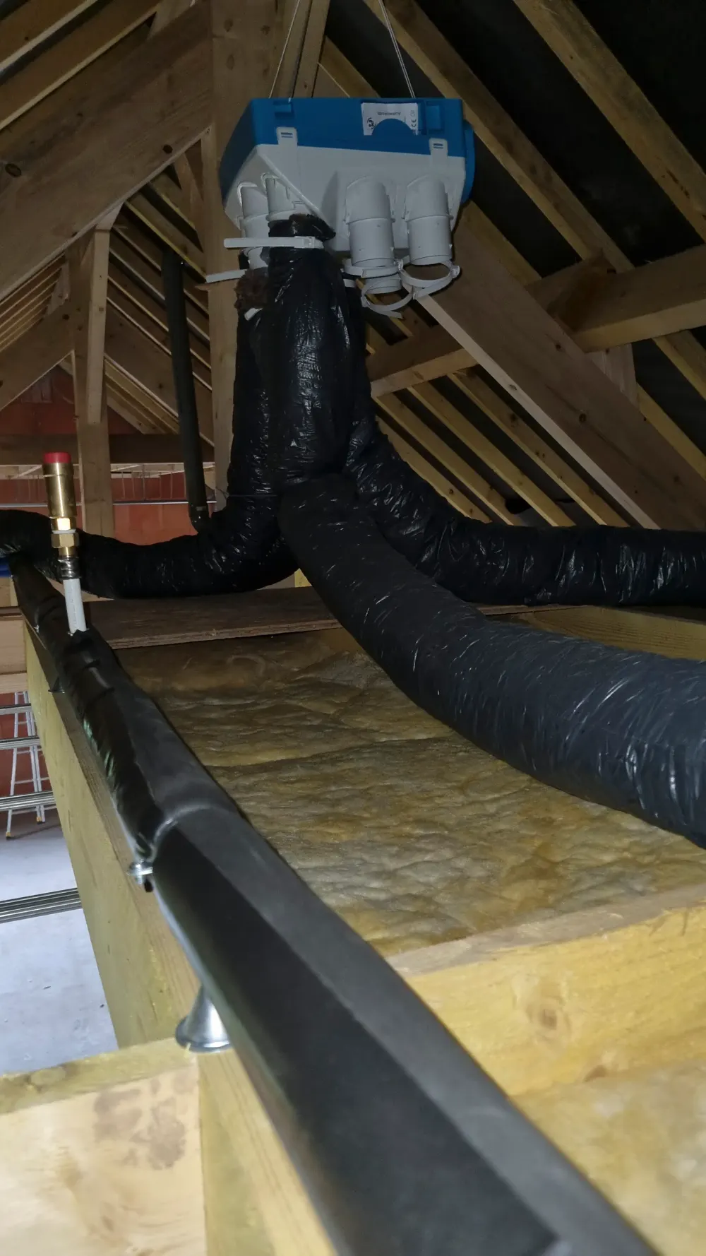 Caisson de VMC et gaines de ventilation dans les combles, installation CM’Elec